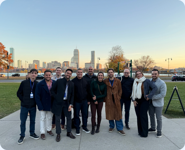 Grupo da ForMinds com a paisagem de Boston ao fundo