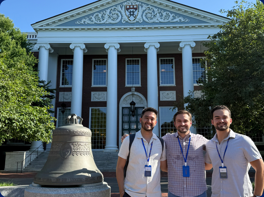 Grupo em frente a prédio histórico do campus