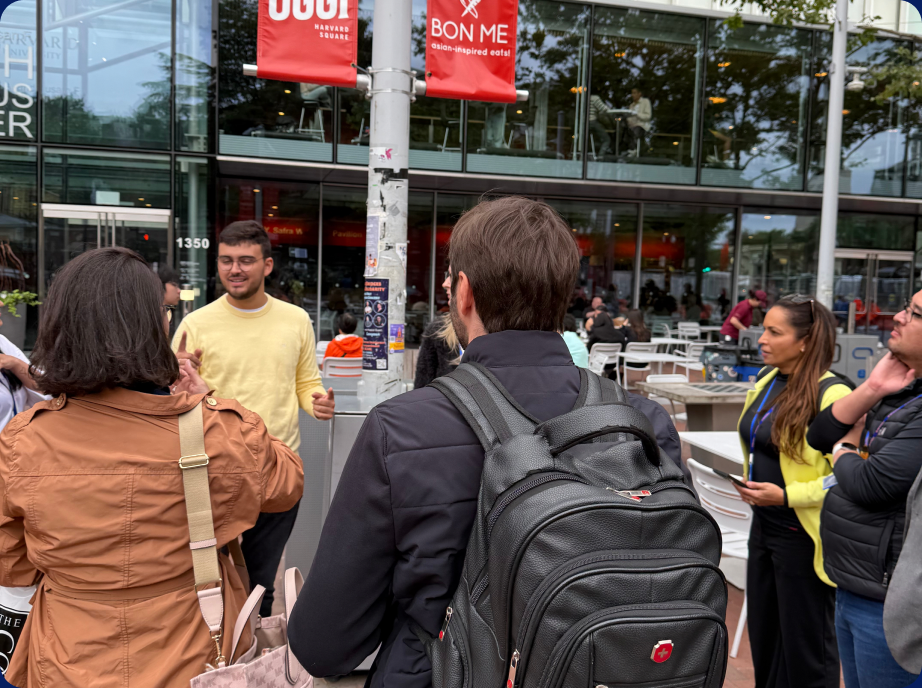 Grupo em visita pelas ruas de Boston