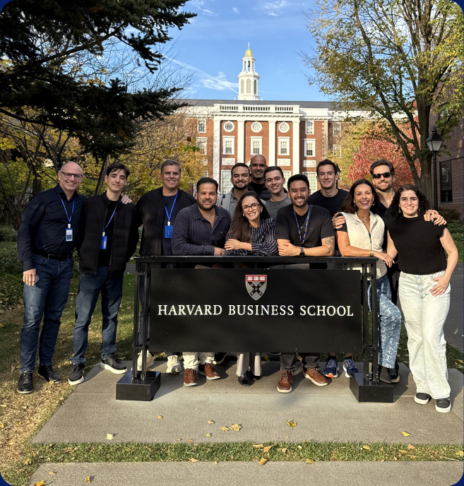 Grupo em frente à Harvard Business School