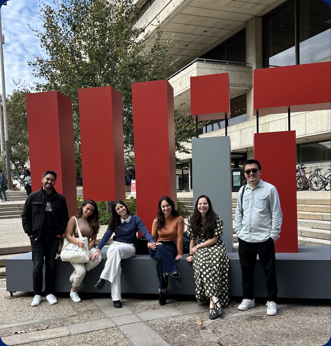 Alunos em frente ao letreiro do MIT