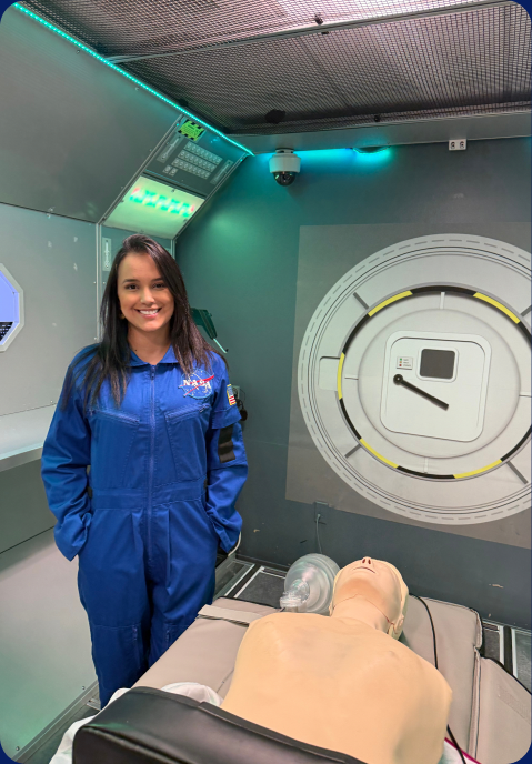 Participante em simulador de treinamento