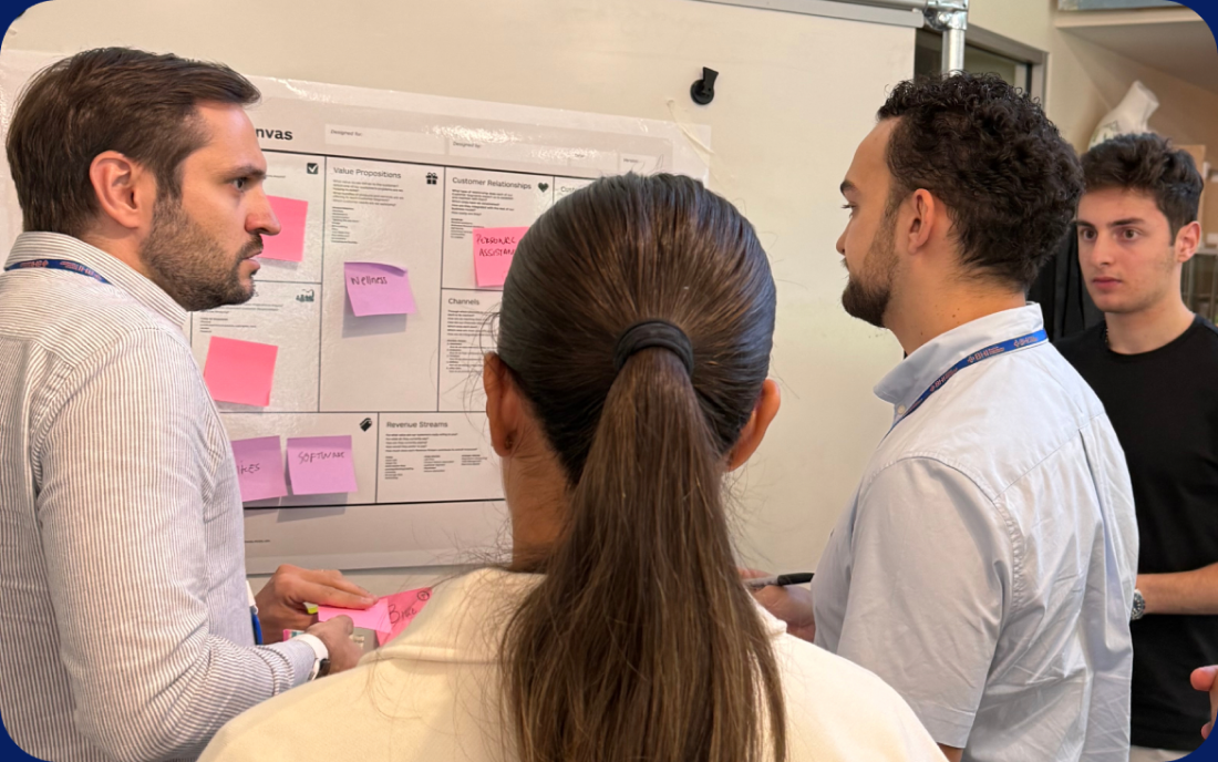 Participantes em workshop com post-its